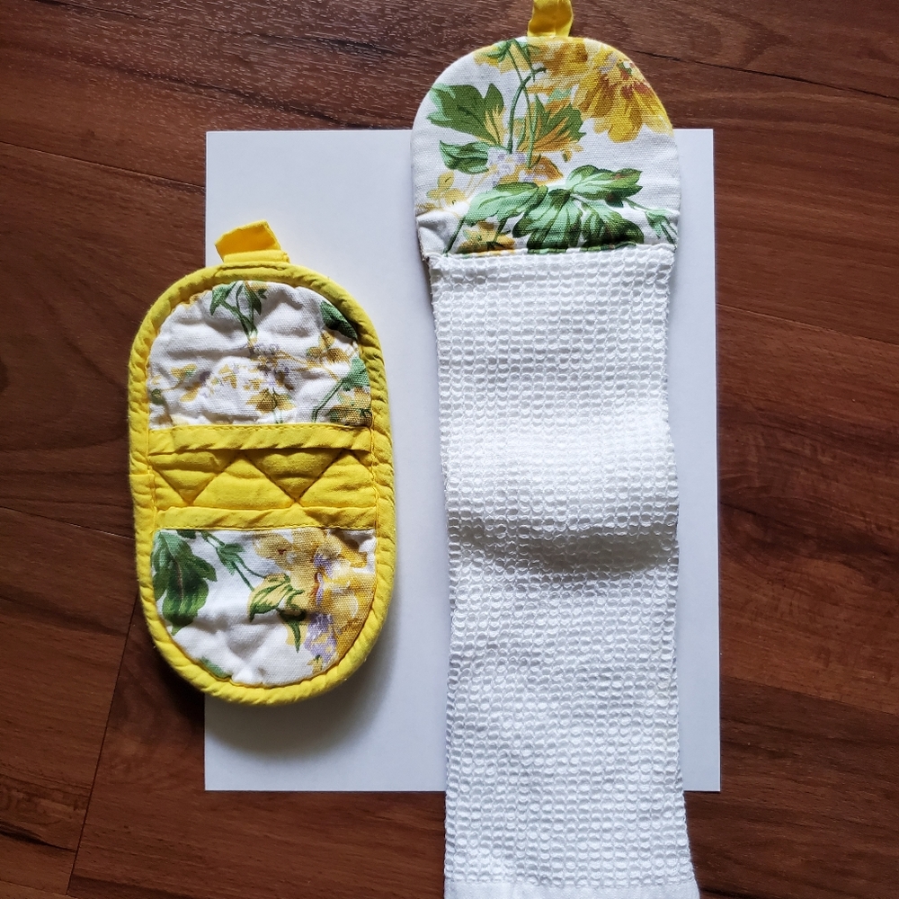 Gold Coast kitchen towel and potholder set